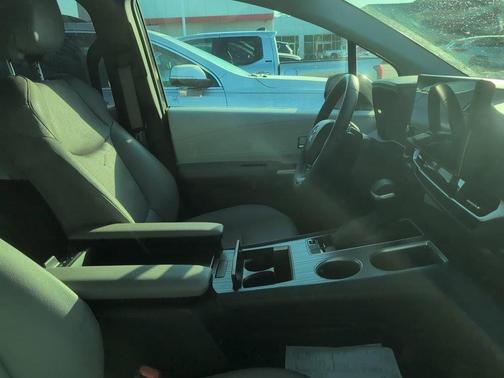 Midnight Black Metallic 2025 Toyota Sienna XLE