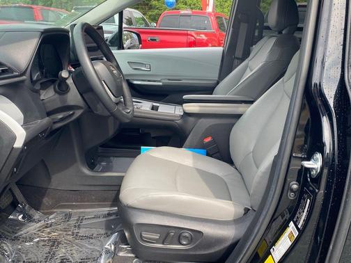 Midnight Black Metallic 2025 Toyota Sienna XLE