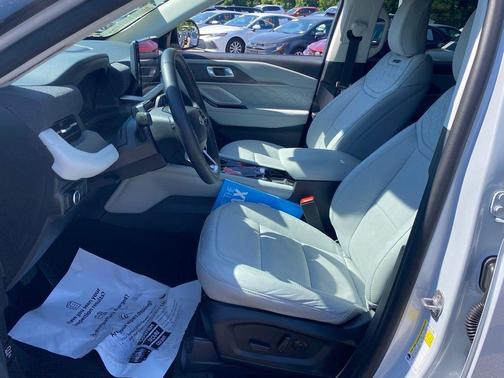White Metallic 2025 Ford Explorer Platinum