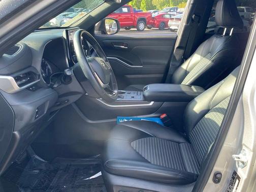 Celestial Silver 2022 Toyota Highlander XSE