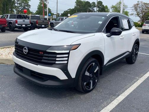 2t Wht Blk Roof 2025 Nissan Kicks SR