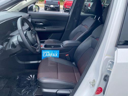 2t Wht Blk Roof 2025 Nissan Kicks SR