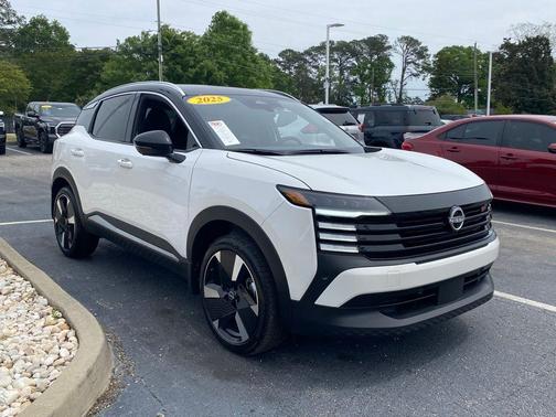 2t Wht Blk Roof 2025 Nissan Kicks SR