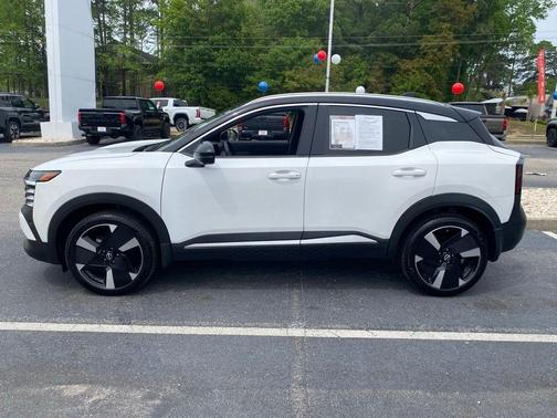 2t Wht Blk Roof 2025 Nissan Kicks SR