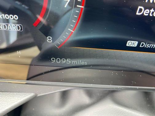 2t Wht Blk Roof 2025 Nissan Kicks SR