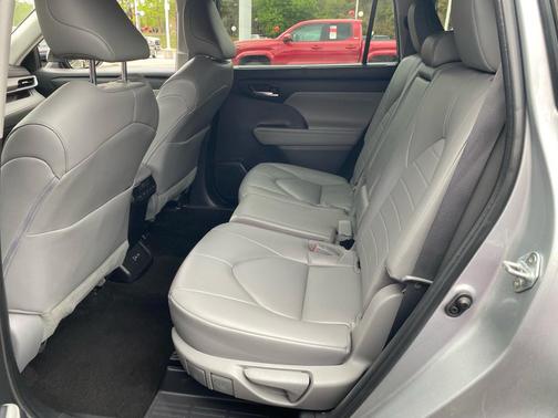 Celestial Silver Metallic 2023 Toyota Highlander XLE
