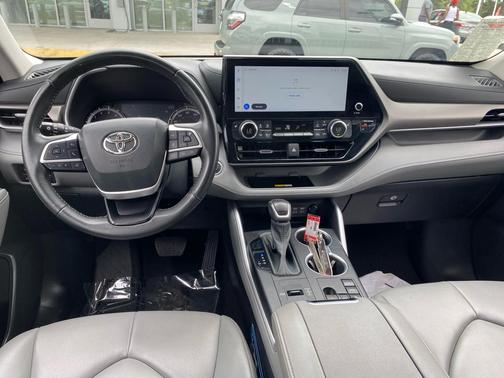 Celestial Silver Metallic 2023 Toyota Highlander XLE