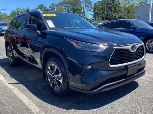 Midnight Black Metallic 2023 Toyota Highlander XLE