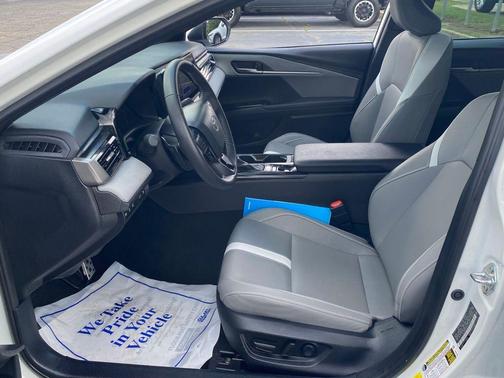 Ice 2025 Toyota Camry SE