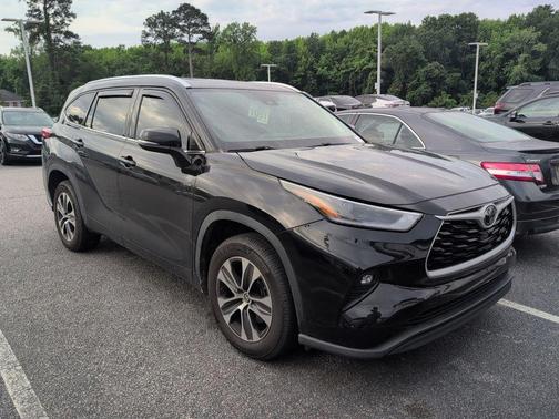 Midnight Black Metallic 2021 Toyota Highlander XLE