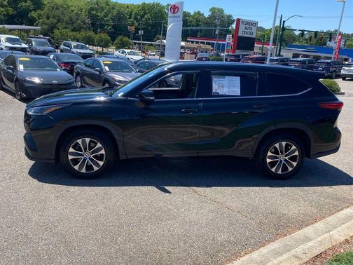 Midnight Black Metallic 2021 Toyota Highlander XLE