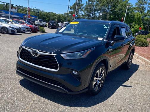 Midnight Black Metallic 2021 Toyota Highlander XLE