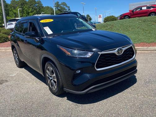 Midnight Black Metallic 2021 Toyota Highlander XLE