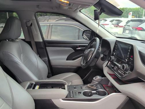 Midnight Black Metallic 2021 Toyota Highlander XLE