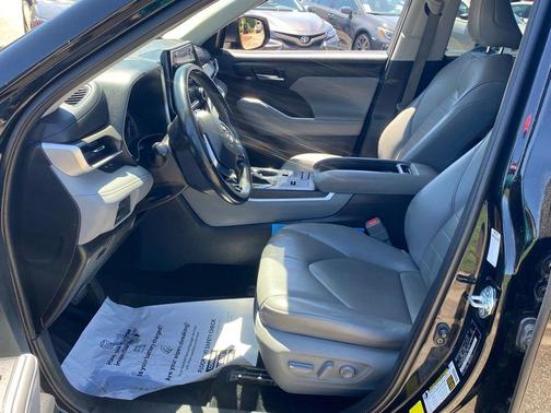 Midnight Black Metallic 2021 Toyota Highlander XLE