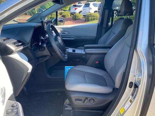 Celestial Silver Metallic 2025 Toyota Sienna XLE