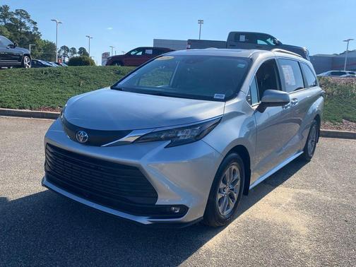 Celestial Silver Metallic 2025 Toyota Sienna XLE
