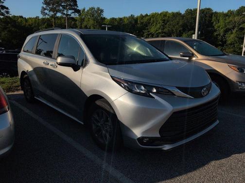 Celestial Silver Metallic 2025 Toyota Sienna XLE