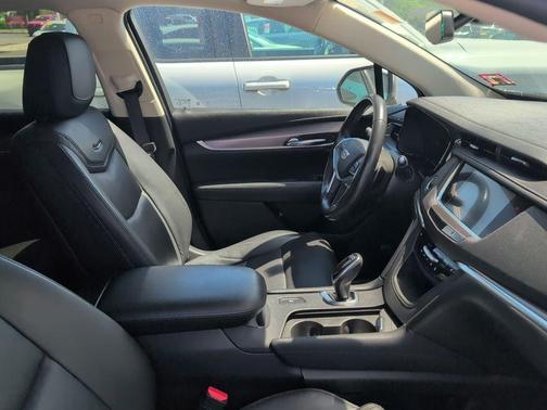 Black Metallic 2019 Cadillac XT5 Luxury