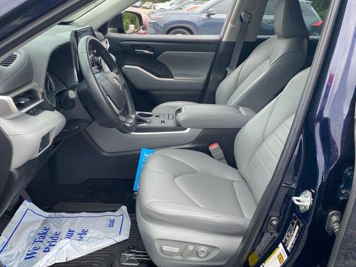 Gray 2022 Toyota Highlander XLE