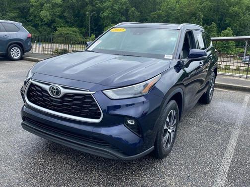 Gray 2022 Toyota Highlander XLE