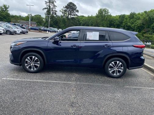 Gray 2022 Toyota Highlander XLE