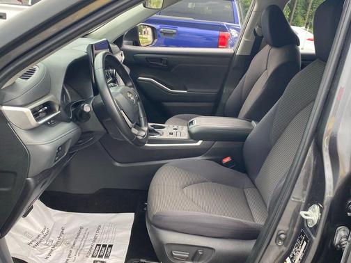 Magnetic Gray Metallic 2023 Toyota Highlander LE