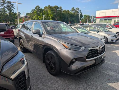 Magnetic Gray Metallic 2023 Toyota Highlander LE