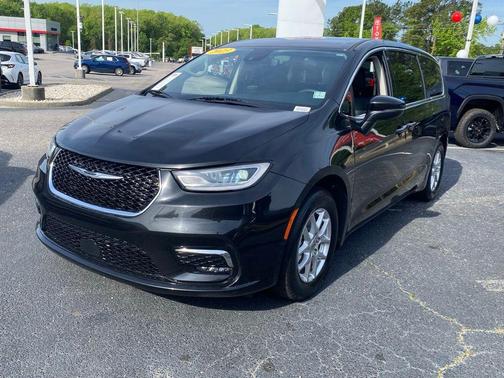 Brilliant Black Crystal Pearlcoat 2023 Chrysler Pacifica Touring-L