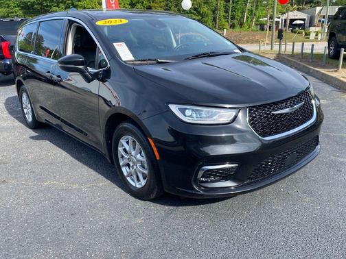 Brilliant Black Crystal Pearlcoat 2023 Chrysler Pacifica Touring-L