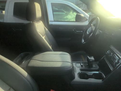 Summit White 2023 GMC Sierra 1500 AT4