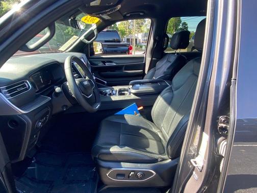 Metallic 2024 Jeep Wagoneer Series II