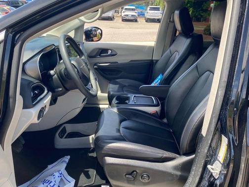 Diamond Black 2024 Chrysler Pacifica Touring-L