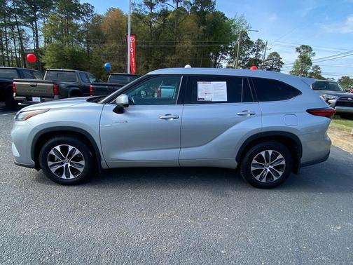 Celestial Silver Metallic 2021 Toyota Highlander Hybrid XLE