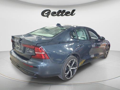 Onyx Black Metallic 2024 Volvo S60 B5 Core Dark Theme