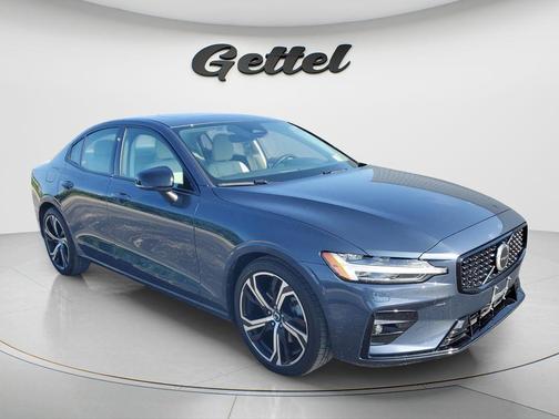 Onyx Black Metallic 2024 Volvo S60 B5 Core Dark Theme