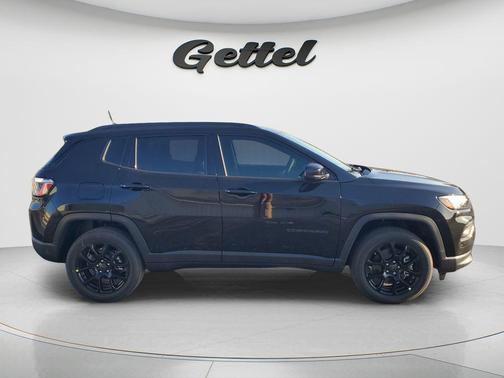 Diamond Black Crystal Pearlcoat 2026 Jeep Compass Latitude