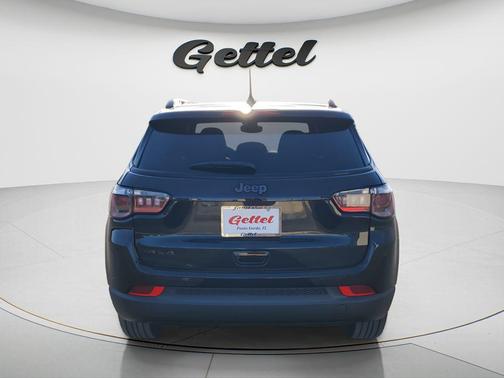 Diamond Black Crystal Pearlcoat 2026 Jeep Compass Latitude