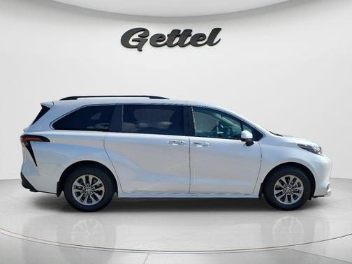 Pearl 2025 Toyota Sienna XLE