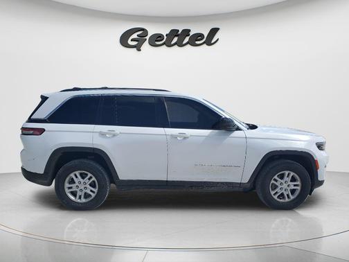 Bright White Clearcoat 2023 Jeep Grand Cherokee Laredo