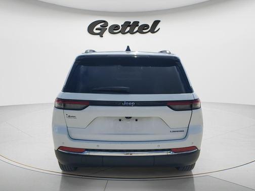 Bright White Clearcoat 2023 Jeep Grand Cherokee Laredo