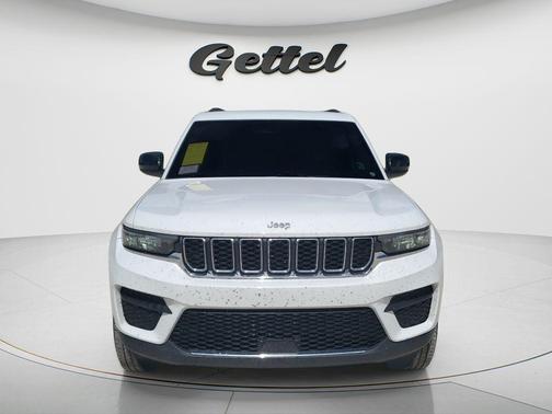 Bright White Clearcoat 2023 Jeep Grand Cherokee Laredo