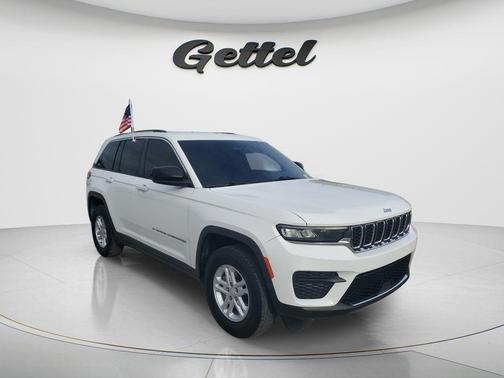 Bright White Clearcoat 2023 Jeep Grand Cherokee Laredo