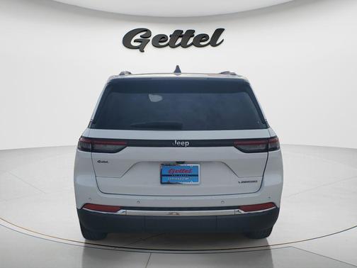 Bright White Clearcoat 2023 Jeep Grand Cherokee Laredo