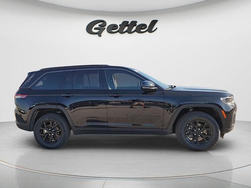 Diamond Black Crystal Pearlcoat 2026 Jeep Grand Cherokee Altitude