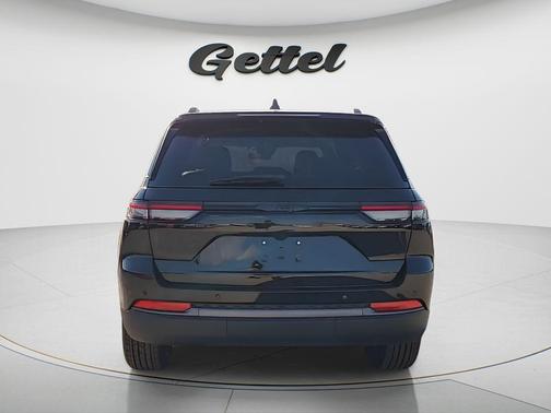 Diamond Black Crystal Pearlcoat 2026 Jeep Grand Cherokee Altitude