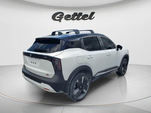 Aspen White Tricoat/Super Black 2026 Nissan Kicks SR
