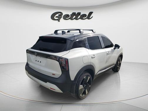 Aspen White Tricoat/Super Black 2026 Nissan Kicks SR