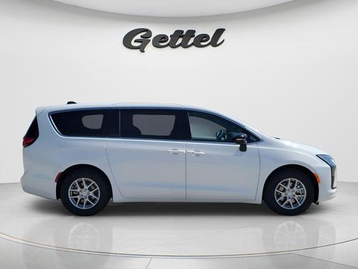 Bright White Clearcoat 2027 Chrysler Pacifica L