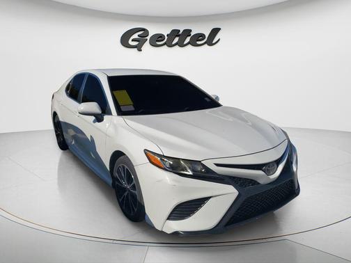 Super White 2018 Toyota Camry SE